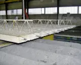 Detalle de forjado reticular con armadura metálica en forma de celosía, listo para ser cubierto de hormigón.