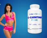 Kobieta w sportowym stroju obok suplementu L-karnityna fit body. Idealny dla aktywnych osób.