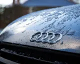 Krople wody na masce Audi. Zastanawiasz się, ile kosztuje lakierowanie auta po zimie?
