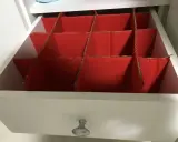 Schubladenteiler aus rotem Karton für Sockenaufbewahrung selber machen.