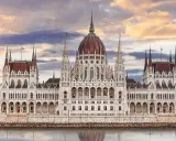 Majestatyczny Parlament w Budapeszcie, wspaniały przykład architektury, który koniecznie trzeba zobaczyć w Budapeszcie.