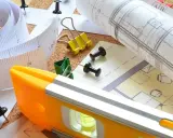 Miarka, poziomica i plany architektoniczne. Kluczowe narzędzia do wyznaczania minimalnej szerokości działki budowlanej i precyzyjnego projektowania.