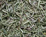 Gros plan sur des aiguilles de romarin séchées, idéales pour l'huile essentielle romarin mémoire posologie.