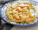 Risotto cremoso con zucchine e gamberetti, un piatto estivo da gustare.