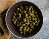 Eine Schüssel voller Kapern, bereit für ein köstliches Kapern Rezept.