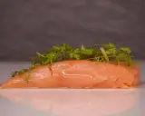 Zartes Lachsfilet, sous vide gegart, mit frischen Kräutern und Zitronenzesten garniert.