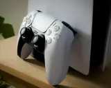 Biały kontroler DualSense i konsola PlayStation 5, symbolizujące ekscytację, kiedy wyszło PS5.