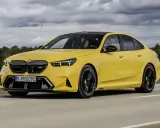 Ein gelber BMW M5 rast auf einer Straße. Die BMW M5 Farben sind leuchtend und auffällig.