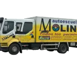 Camión de autoescuelas Molina, que es el c. de la formación vial. Ofrece todos los permisos.