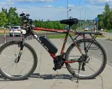 Przeróbka roweru na elektryczny: rower Kellys Viper z zamontowanym silnikiem i baterią, gotowy do jazdy po mieście.