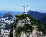 Majestatyczny pomnik Rio de Janeiro Jezus góruje nad miastem i oceanem, otoczony bujną zielenią i skalistymi szczytami.