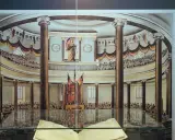 Blick in die Paulskirche, wo 1849 die Paulskirchenverfassung verabschiedet wurde. Viele Menschen verfolgen die Debatten.