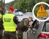 Żołnierze Żandarmerii Wojskowej przeprowadzają kontrolę graniczną. Na znaku drogowym widnieje napis "Kontrola graniczna".
