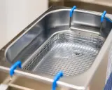 Edelstahl-Ultraschallreiniger mit Einsatzkorb. Ideal, um Schmuck, Brillen oder empfindliche Kleinteile gründlich zu reinigen.
