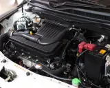 Silnik samochodu z widocznym filtrem powietrza i akumulatorem. Gdzie jest map sensor?
