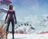 Postać w kombinezonie stoi na śniegu, obok niej leży białe stworzenie. W tle lodowe krajobrazy i fioletowe drzewa. Subnautica Below Zero.
