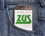 Telefon z logo ZUS w kieszeni jeansów. Nawet polski emeryt za granicą może załatwić sprawy urzędowe online.