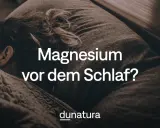 Schlafende Person mit der Frage: "Magnesium vor dem Schlaf?". Informiert über die richtige Dosierung von Magnesium zum Schlafen.