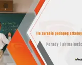 Nauczyciel motywuje uczniów, pisząc na tablicy. Dowiedz się, czym zajmuje się pedagog szkolny i jakie są jego zarobki.