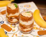 Pyszny deser banoffee w szklankach, warstwowo ułożony z bananów, kremu i pokruszonych ciasteczek. Idealny przepis na słodką chwilę.