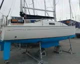 Bateau Sun 2500 à vendre, avec sa quille bleue et sa voile noire. Marine West propose ce voilier.