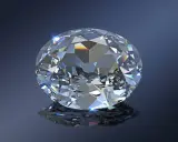 Un magnifico diamante sfaccettato, forse il diamante più costoso al mondo, brilla su uno sfondo blu scuro, riflettendosi su una superficie lucida.