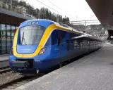 Blått och gult tåg, Norrtåg, står vid perrongen. Kanske är det dags för ett tåg till Kalix?