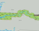 Mapa Gambii z zaznaczonymi miastami i rzeką. Widać wybrzeże Oceanu Północnoatlantyckiego i sąsiedni Senegal.