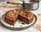 En saftig kladdkaka med choklad, perfekt för fikat. En bit är redan uppskuren och visar den härliga, kladdiga insidan.
