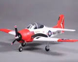 Ein detailgetreues Modell eines T28 Flugzeugs in Navy-Lackierung mit der Nummer 706.
