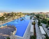 Luksusowy resort Jaz Aquamarine z basenami o turkusowej wodzie, palmami i budynkami hotelowymi.