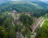 Villaggio Mancuso immerso nel verde, con case a schiera e palazzine circondate da fitti boschi di conifere.