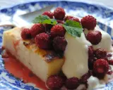 En bit krämig mannagrynspudding med färska skogs­bär och mynta. Ett härligt recept på mannagrynspudding som passar perfekt till fikat.
