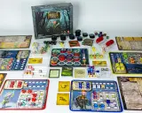 Plansza do gry "Too Many Bones" z kostkami, żetonami i kartami, gotowa do epickiej przygody w stylu gry RPG.