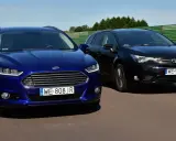 Niebieski Ford i czarny Toyota jadą po drodze. Kiedy można wyprzedzać z prawej strony? Na autostradzie, gdy lewy pas jest wolniejszy.