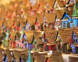 Casette colorate in ceramica, un'esplosione di allegria che ricorda i mercatini di Natale del Sud Italia.