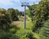 Kolejka linowa nad parkiem z różami, idealne miejsce na wycieczkę do 100 km od Katowic.