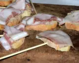 Bruschette con lardo di Colonnata, un modo delizioso per gustare questo salume.