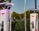 Dos modernas gasolineras eléctricas con el logo de Ionity y luces LED.
