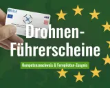 Ein Mensch hält einen Drohnenführerschein in der Hand. Das Luftfahrt Bundesamt (LBA) und die EASA sind darauf abgebildet. Der Text "Drohnen-Führerscheine" und "Kompetenznachweis & Fernpiloten-Zeugnis" ist prominent platziert.