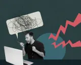 Wściekły mężczyzna krzyczy do telefonu, nad nim kłębek chaosu symbolizujący hejt w sieci. Obok błyskawice.