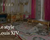 Un salon orné de mobilier Louis XIV, avec un bureau imposant et une commode dorée sur un tapis fleuri.