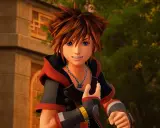 Sora z Kingdom Hearts, z niebieskimi oczami i charakterystycznymi włosami, uśmiecha się, gotowy na przygodę.