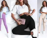 Trzy kobiety prezentują stylizacje z legginsami: fioletowymi, czarnymi i beżowymi. Brązowe legginsy stylizacje to klasyka, ale te kolory też są modne.