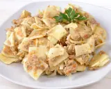 Łazanki z kapustą i mięsem mielonym, danie tradycyjne, podane na białym talerzu, ozdobione natką pietruszki.