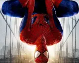 Spider-Man wisi głową w dół na moście, gotowy do akcji w grze The Amazing Spider-Man 2.