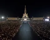 Nachtprozession mit Tausenden Kerzen vor der Basilika von **heilige Fatima**. Gläubige versammeln sich für eine feierliche Zeremonie.