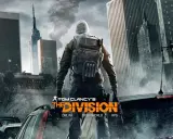 Postapokaliptyczny Nowy Jork, zniszczone samochody i dymiące budynki. Postać w zimowym ubraniu i z plecakiem stoi na tle panoramy miasta. To The Division.