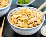 Friss dich dumm Salat: Nudeln, Gemüse und Nüsse in einer Schüssel, bereit zum Genießen mit Stäbchen.