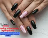 Dłonie z czarnymi i różowymi paznokciami hybrydowymi. Mocna baza hybrydowa to klucz do idealnego manicure.